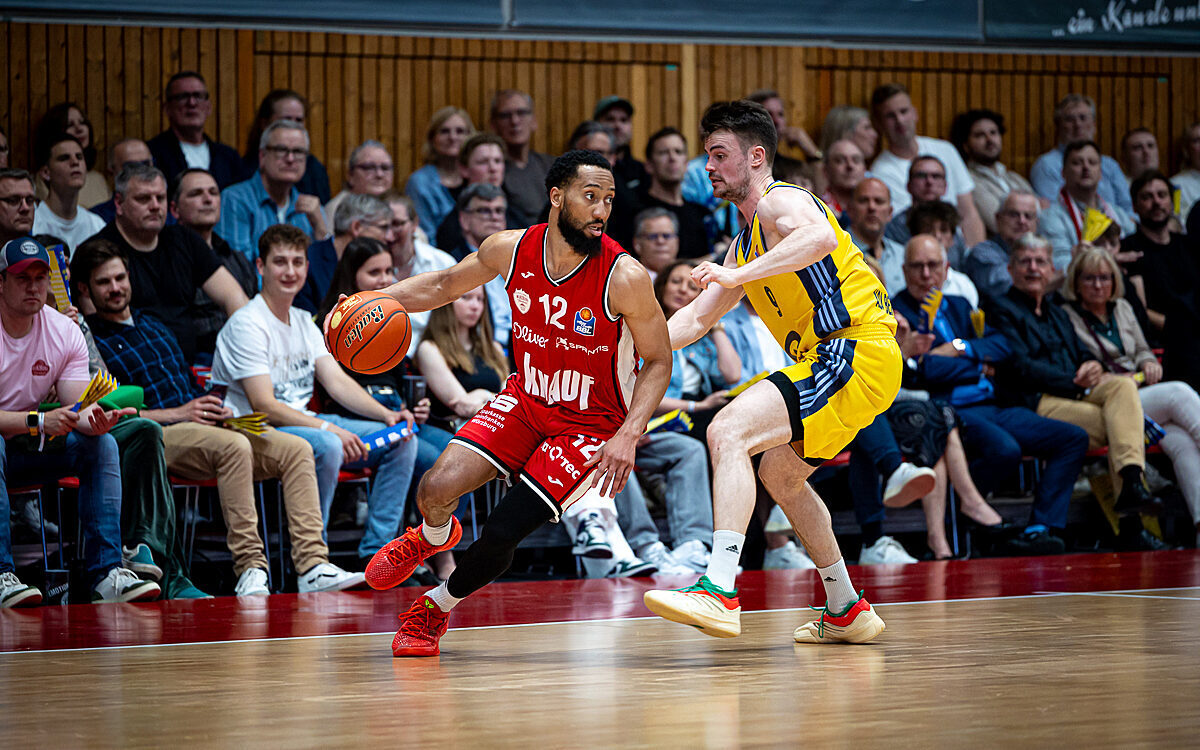 Basketball: Baskets gewinnen/verlieren enges Spiel in Berlin
