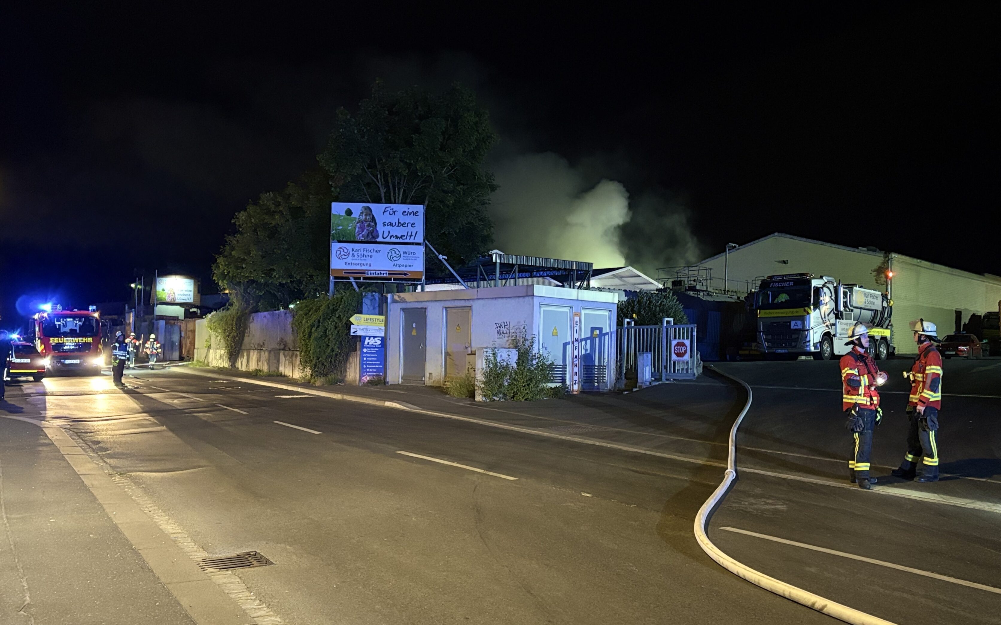Würzburg: Großbrand in Entsorgungsbetrieb Würzburg: Großbrand in Entsorgungsbetrieb