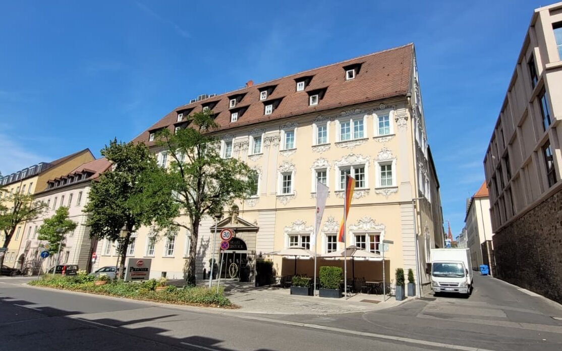 Würzburg: Neben Spitzenpolitiker-Treffen - Klima-Demo legt Straße lahm Würzburg: Neben Spitzenpolitiker-Treffen - Klima-Demo legt Straße lahm
