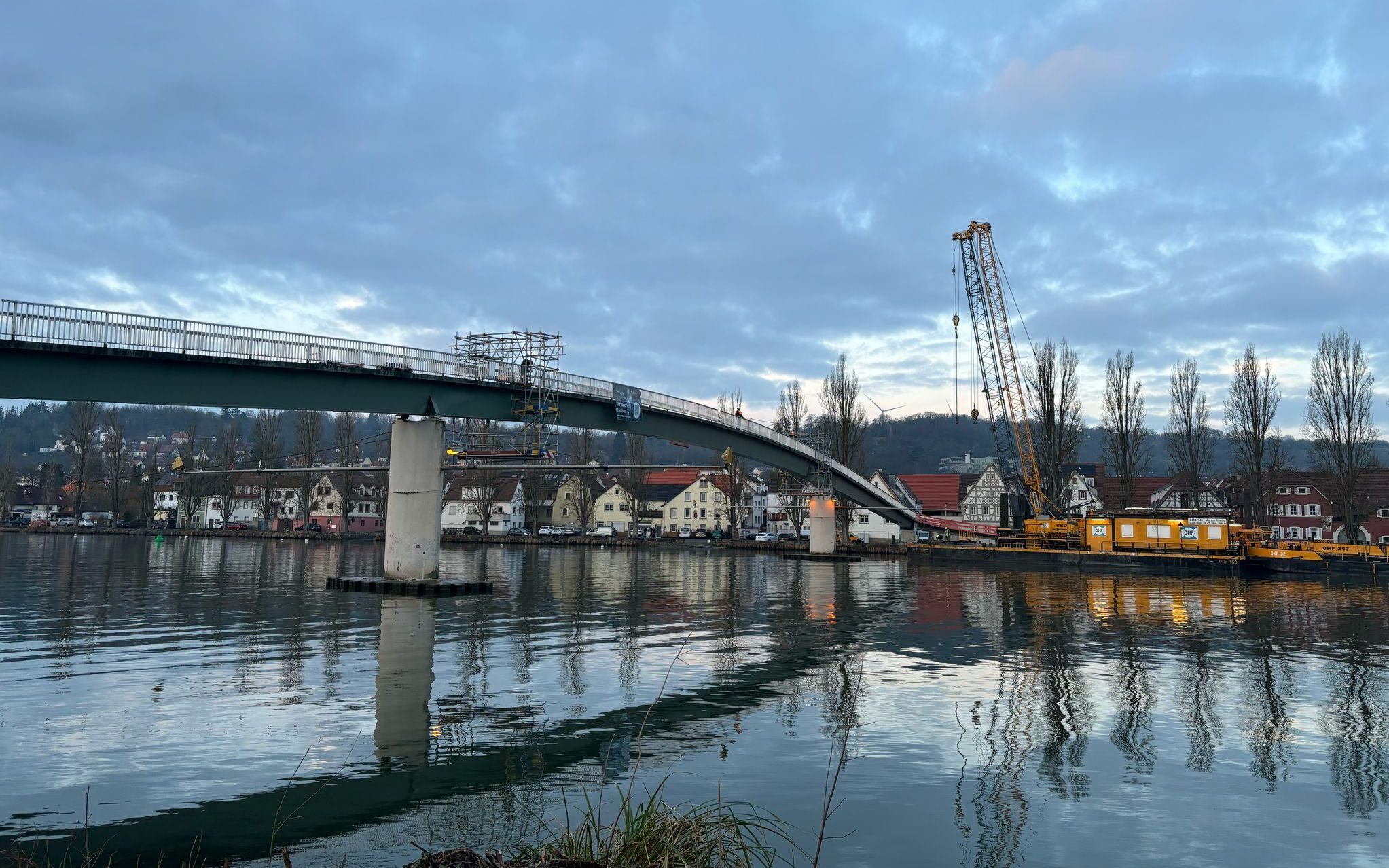 Veitshöchheim - Margetshöchheim: Rückbau des alten Mainstegs kommt gut voran Veitshöchheim - Margetshöchheim: Rückbau des alten Mainstegs kommt gut voran