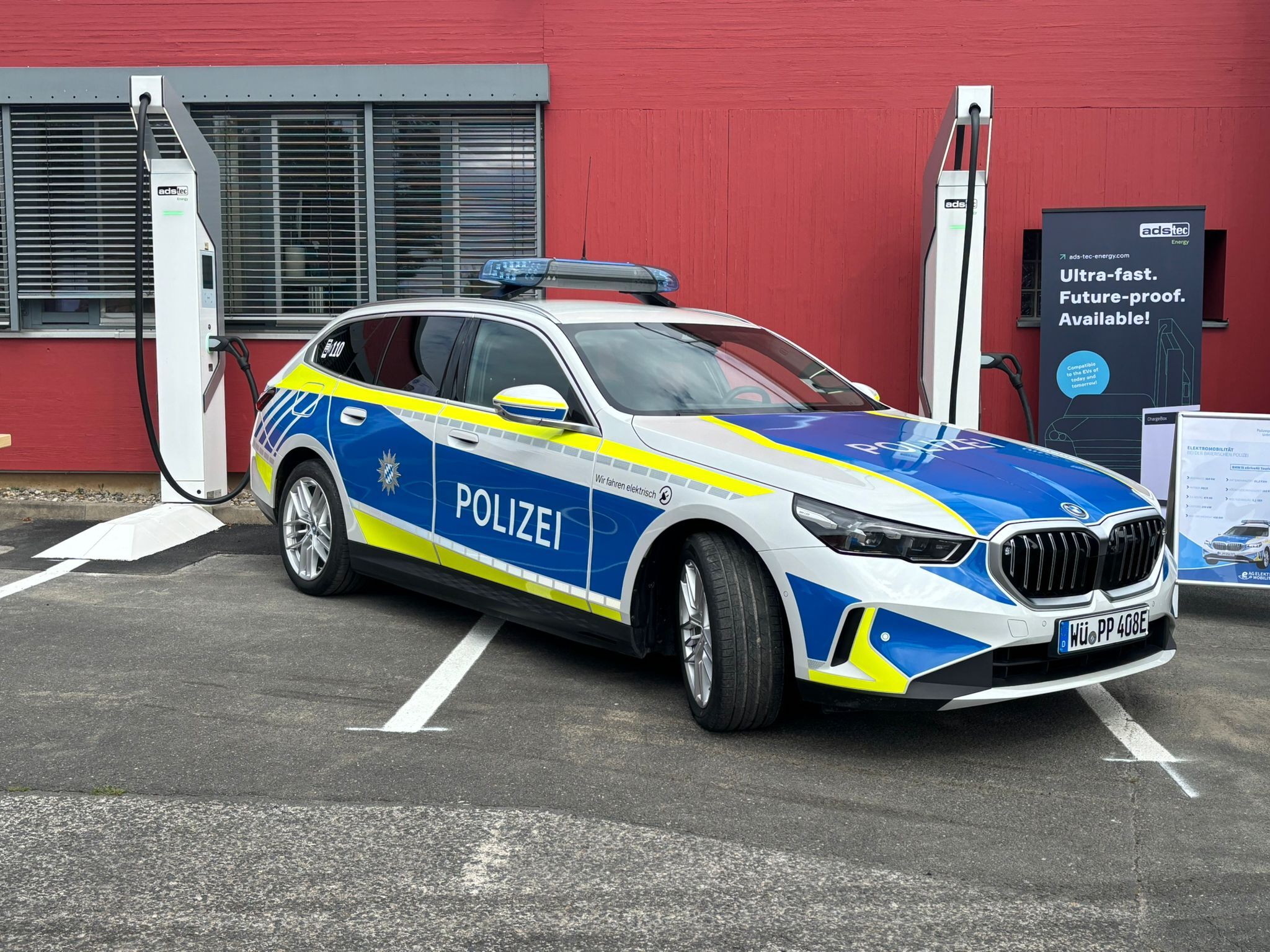Dettelbach: Erste Autobahnpolizei mit Elektro-Streifenwagen Dettelbach: Erste Autobahnpolizei mit Elektro-Streifenwagen