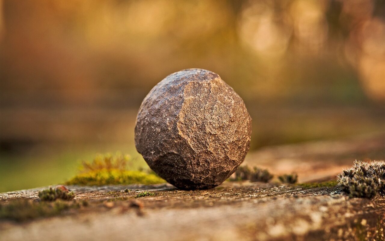 ?Schwarzach - Großlangheim: Unbekannte werfen Steine auf Autos - Zeugen gesucht