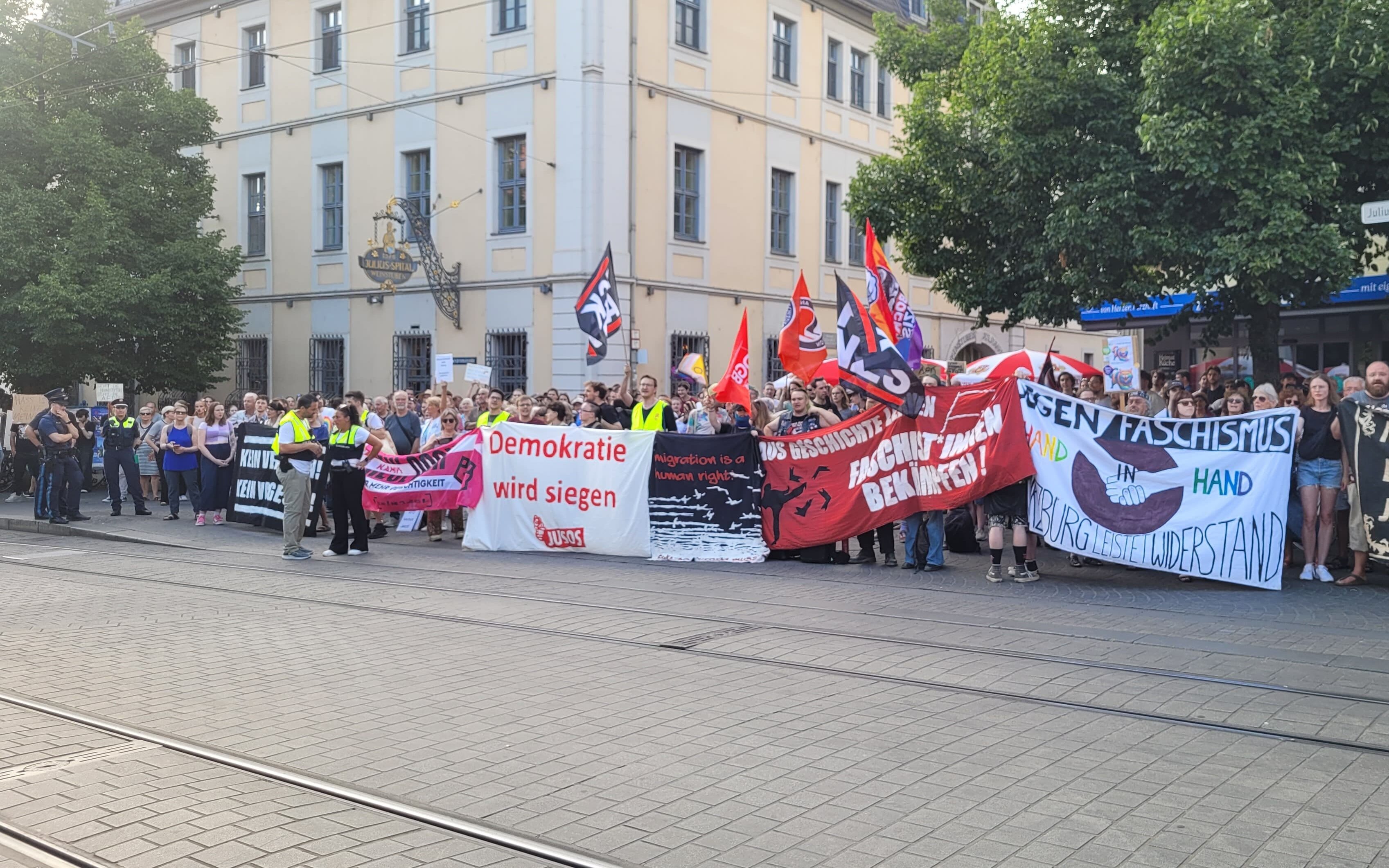Würzburg: Friedliche Kundgebung am Barbarossaplatz Würzburg: Friedliche Kundgebung am Barbarossaplatz