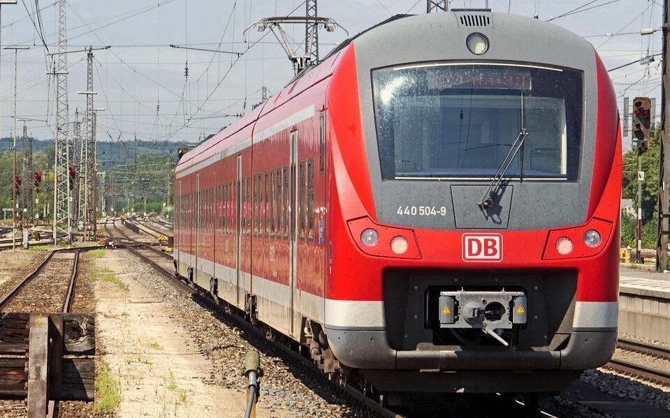 Schweinfurt: Mülltonne auf Gleisen – Regionalexpress muss Notbremsen