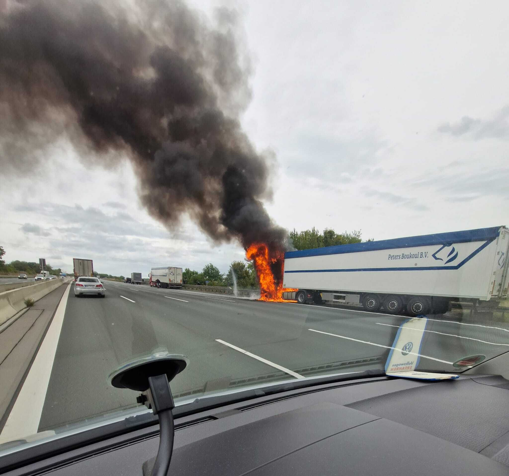 A3 - Wertheim-Lengfurt: Mit Stroh beladener LKW in Flammen A3 - Wertheim-Lengfurt: Mit Stroh beladener LKW in Flammen