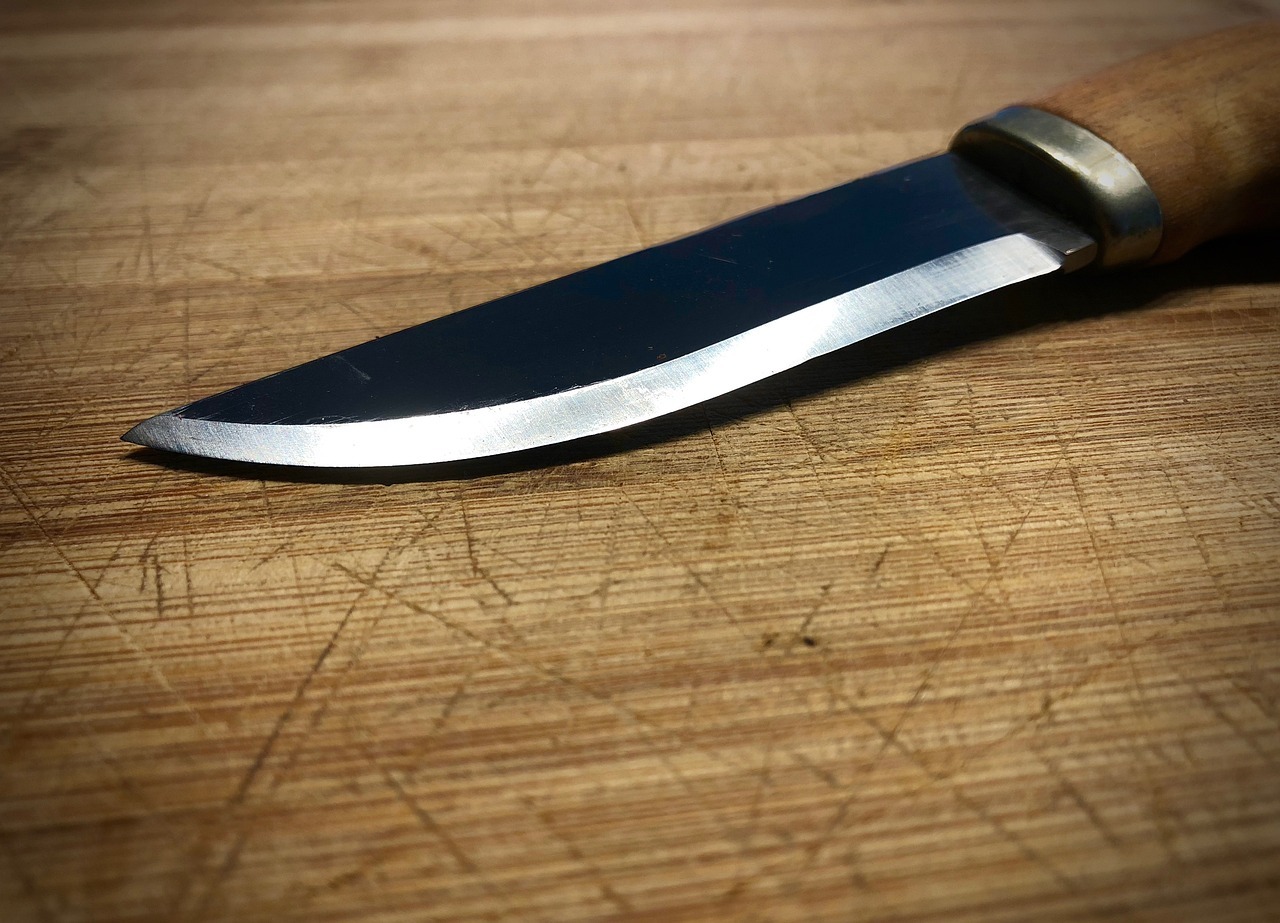 Würzburg: Ladendieb sitzt mit großem Messer auf dem Kassenband Würzburg: Ladendieb sitzt mit großem Messer auf dem Kassenband