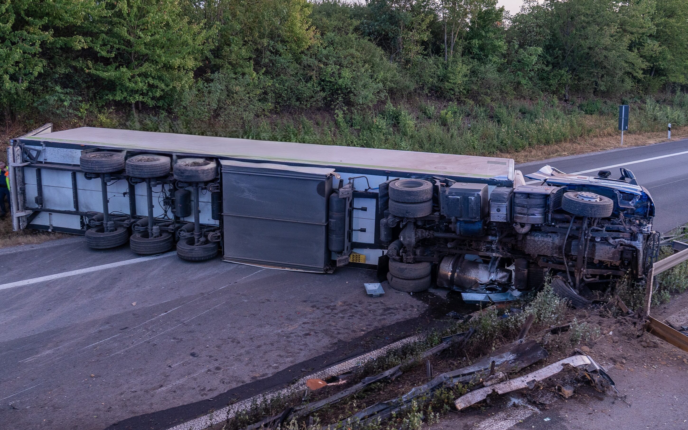 Schweinfurt: Milchtransporter kippt um und sorgt für stundenlange Sperrung Schweinfurt: Milchtransporter kippt um und sorgt für stundenlange Sperrung