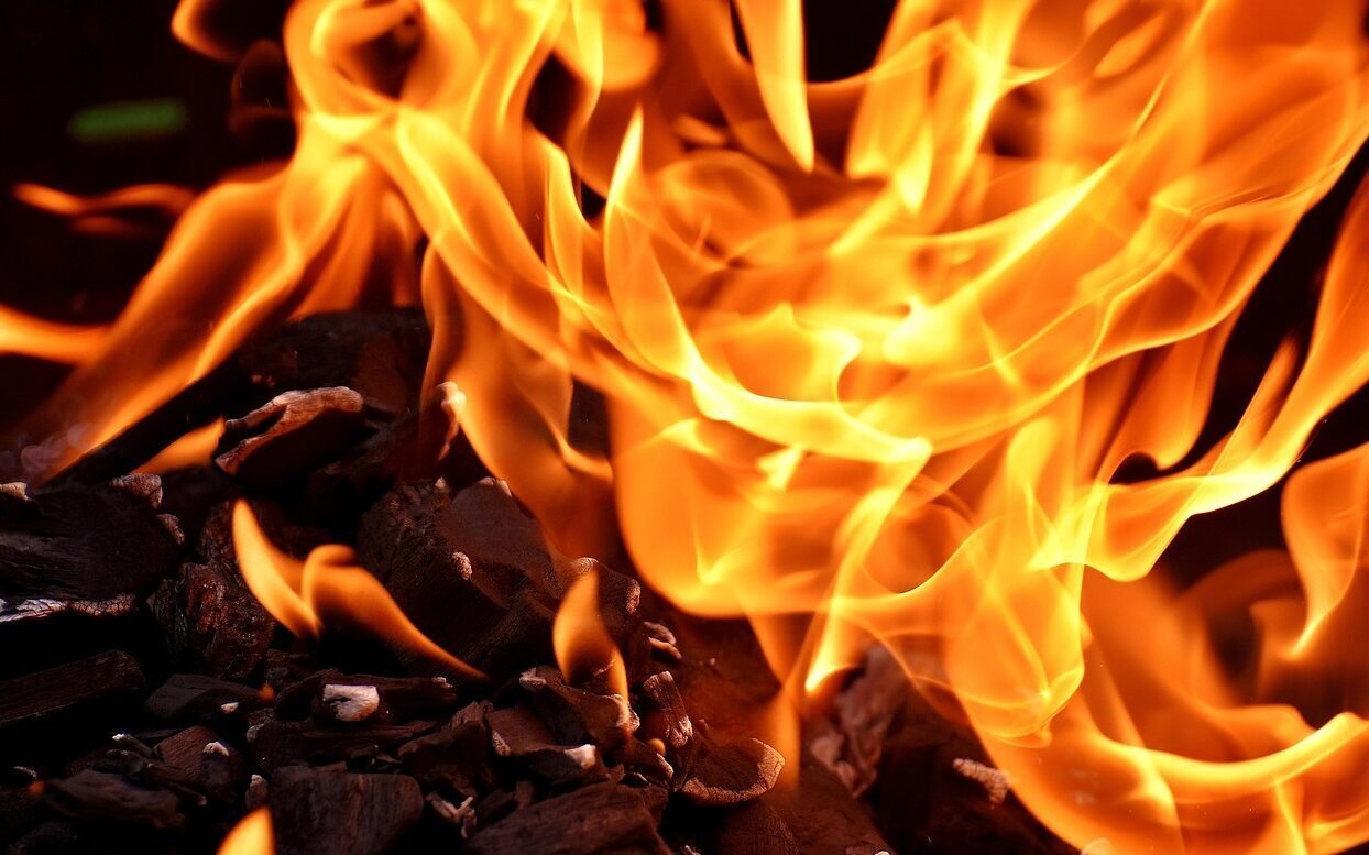 Lkr. Würzburg, Reichenberg: Zimmerbrand, eine Person leicht verletzt