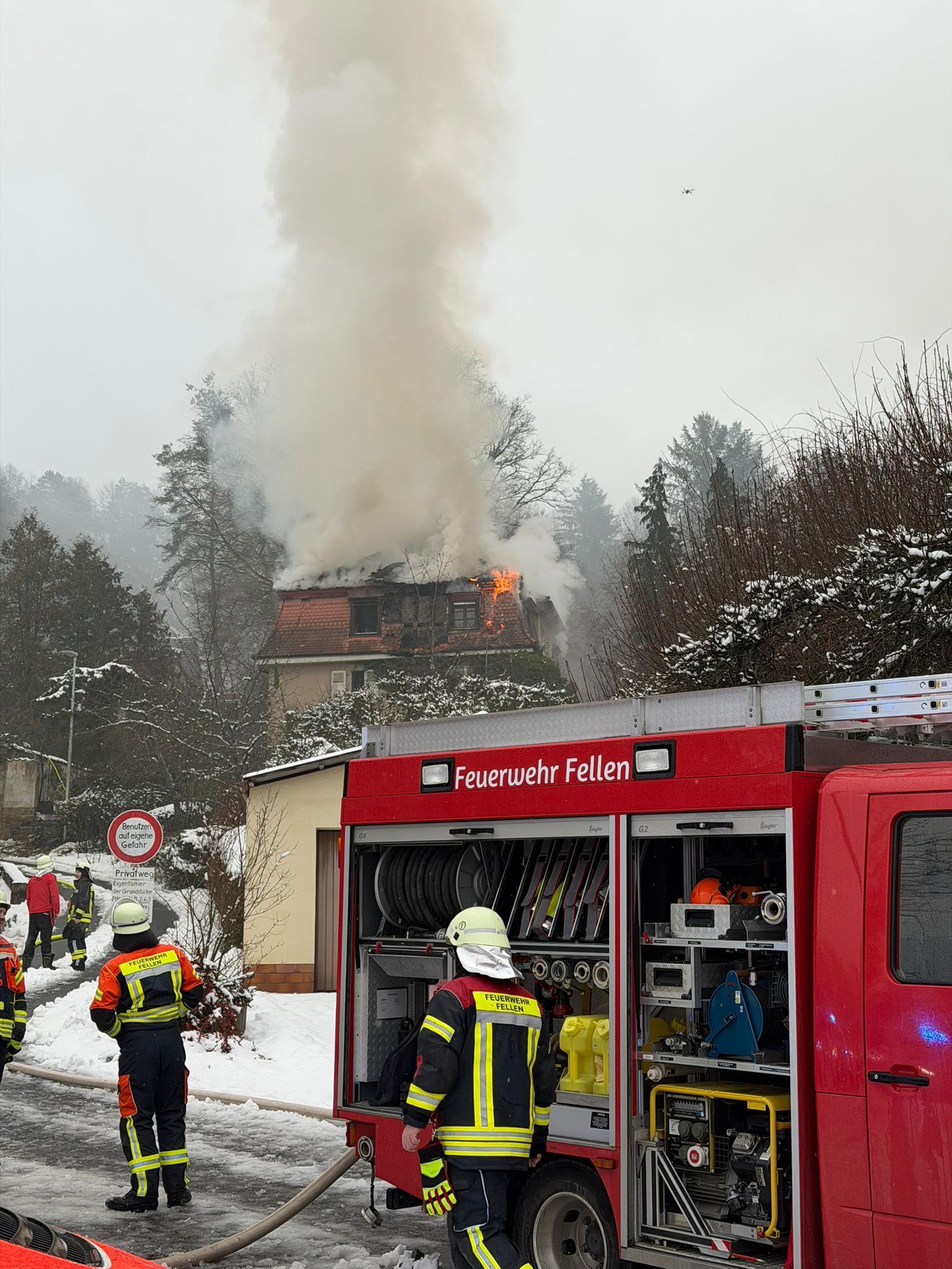 Sennfeld: Wohnhaus brennt - Rauchsäule weit sichtbar