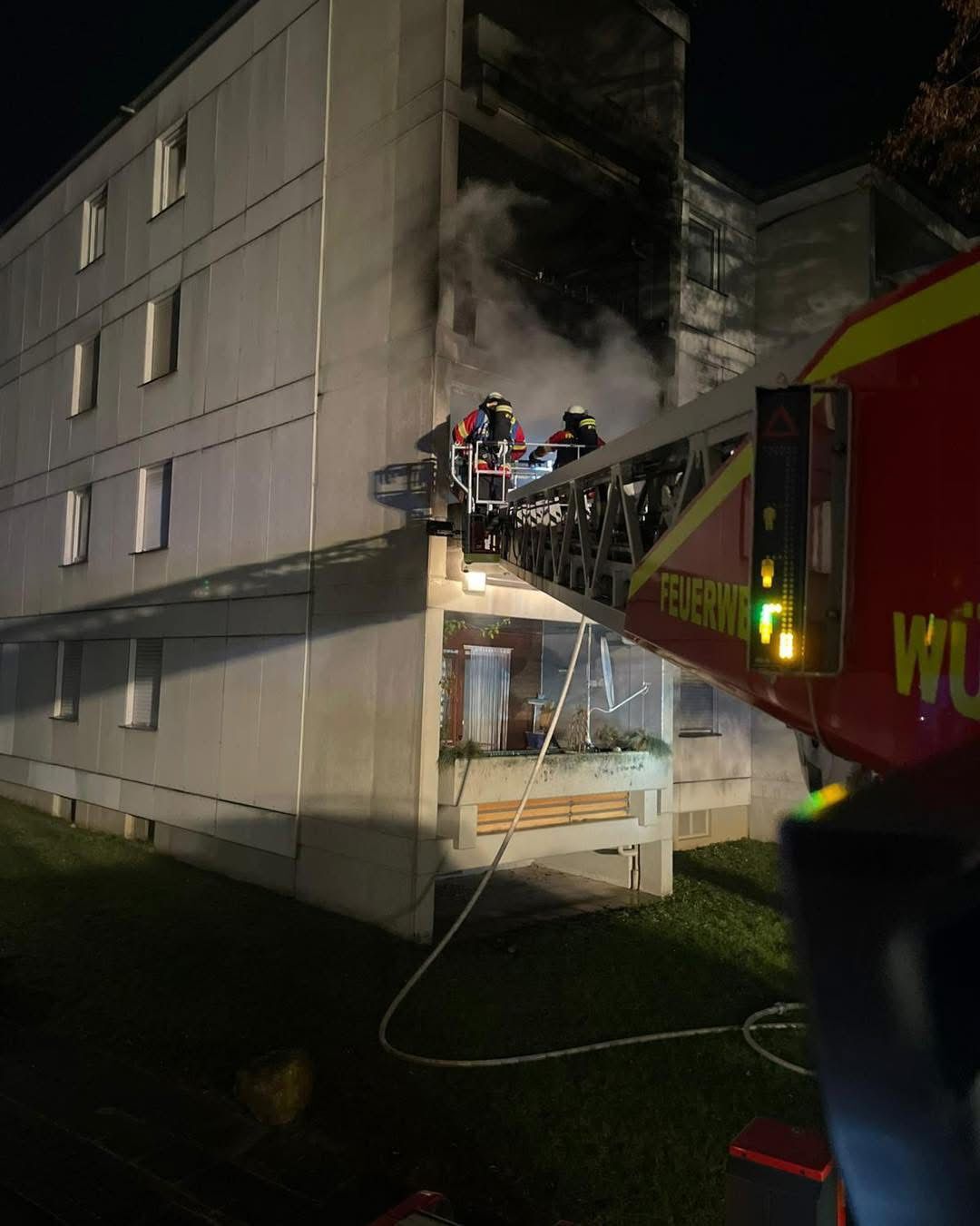Würzburg: Balkon in Brand - Bewohnerin verstirbt im Krankenhaus