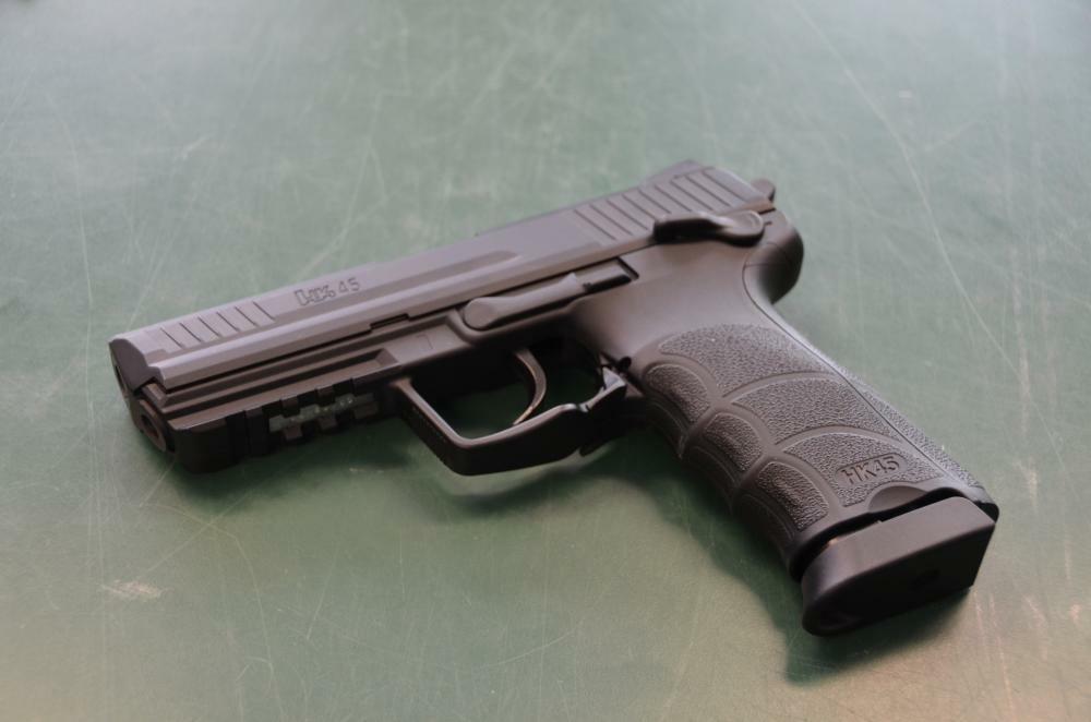 Würzburg: Zwei junge Frauen mit Waffe bedroht und Bargeld gefordert