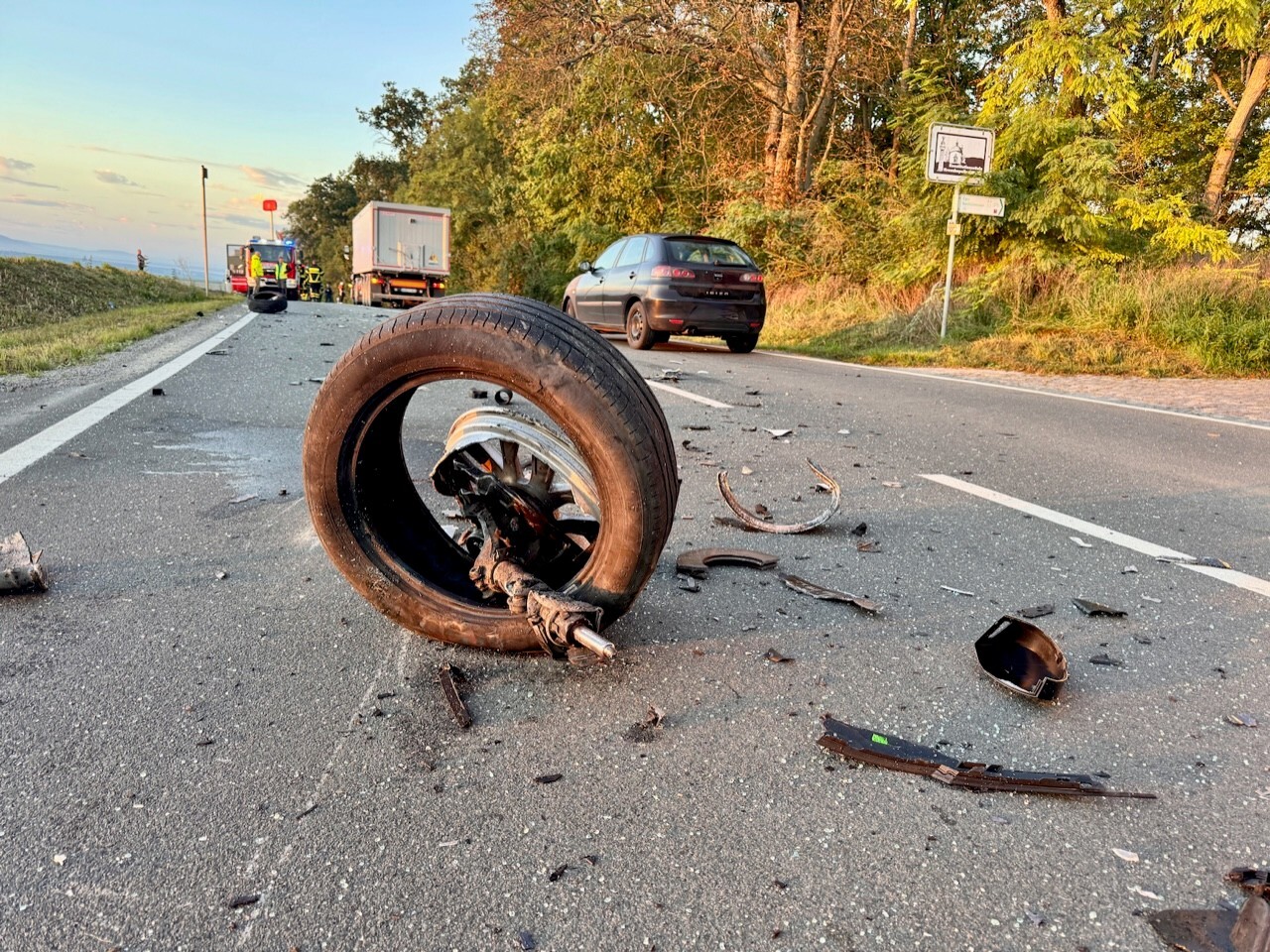 Volkach: Auto überschlägt sich mehrfach - Zwei Personen verletzt Volkach: Auto überschlägt sich mehrfach - Zwei Personen verletzt