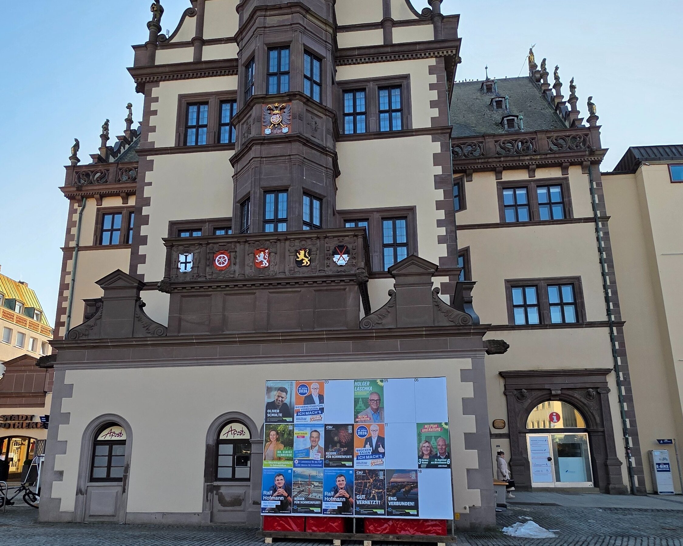 Schweinfurt: Wahltafel jetzt nicht mehr vor dem Rathaus
