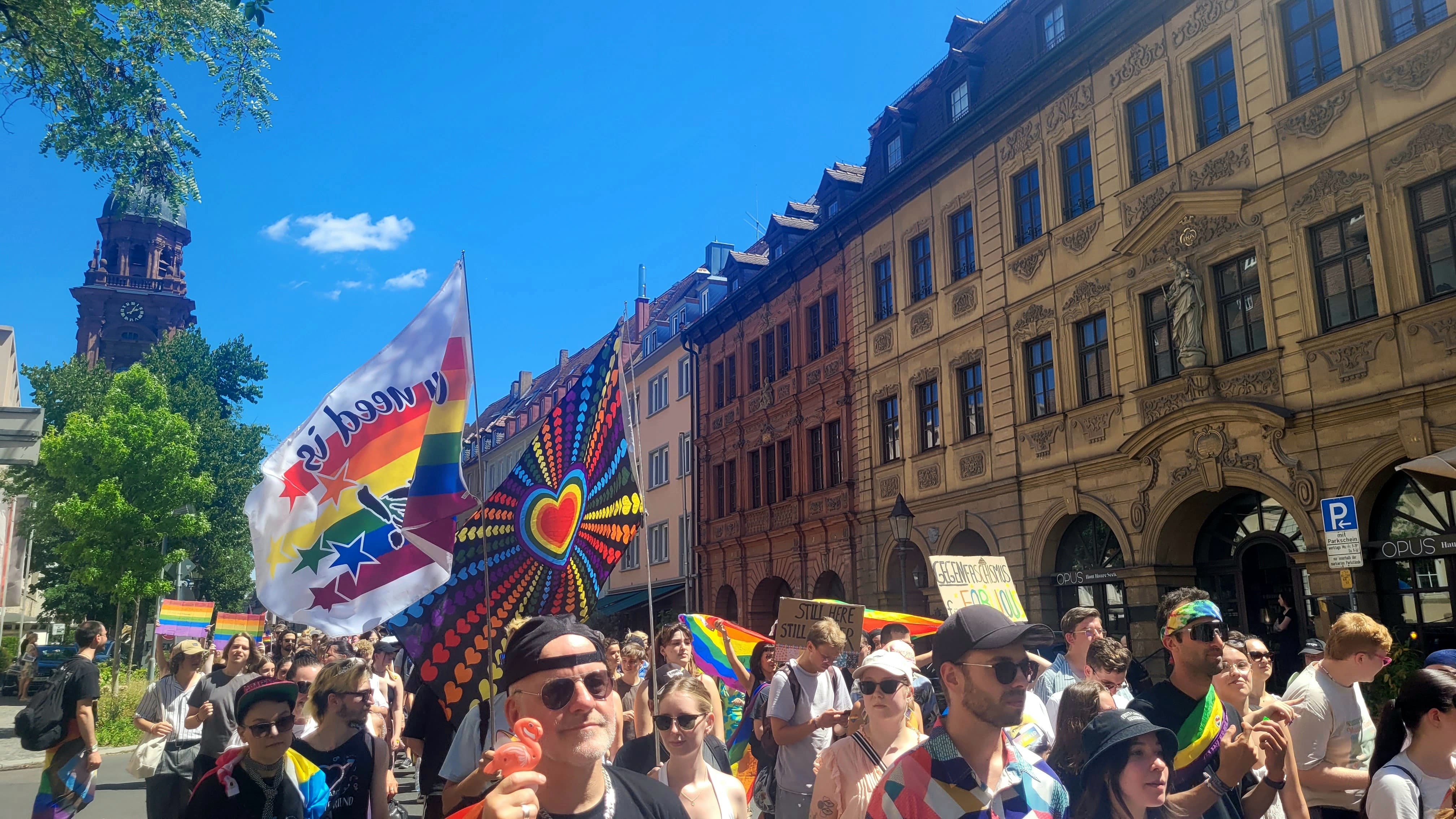Würzburg: Rund 2.600 Menschen bei CSD - Versammlung Würzburg: Rund 2.600 Menschen bei CSD - Versammlung