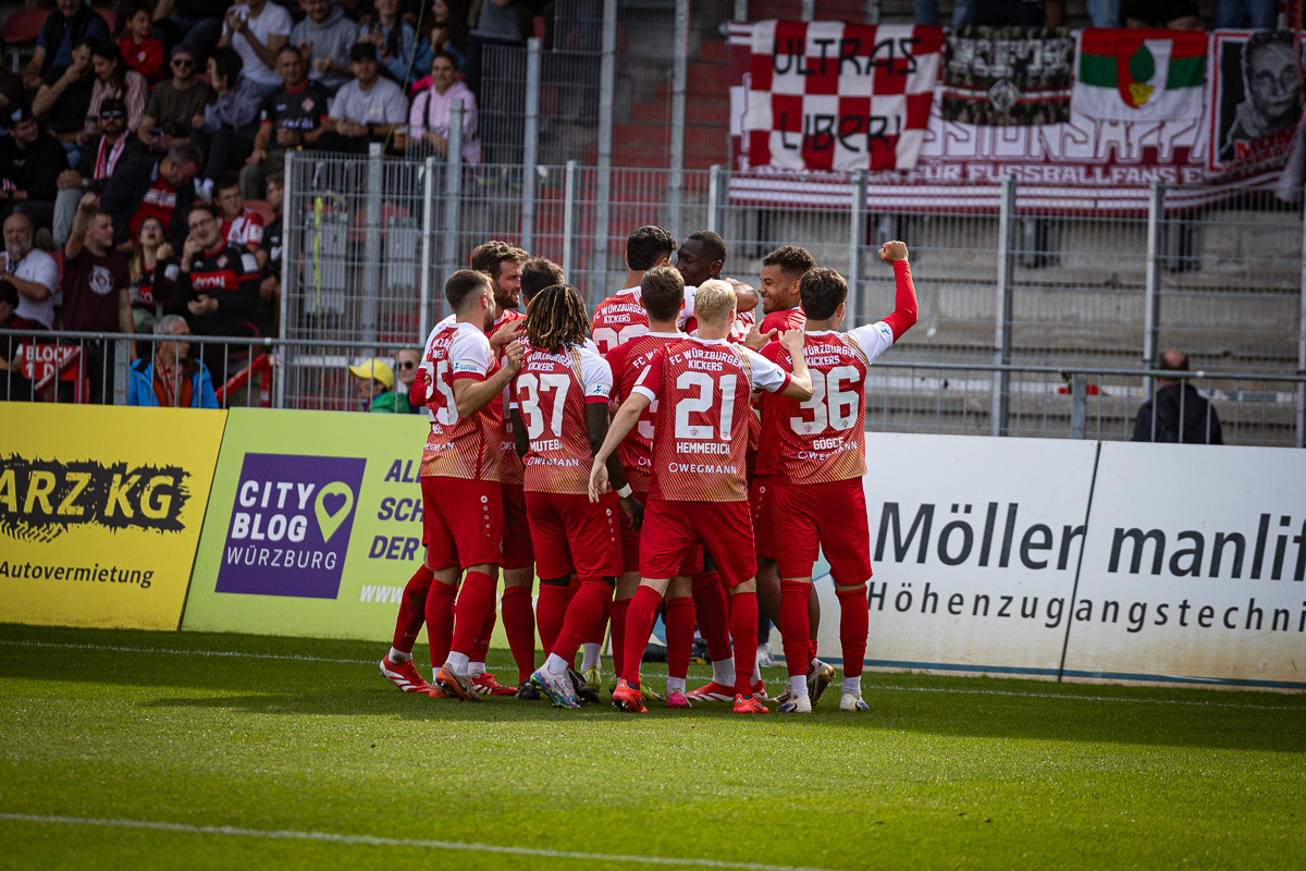 Fußball: Kickers siegen nach verrückter Schlussphase Fußball: Kickers siegen nach verrückter Schlussphase