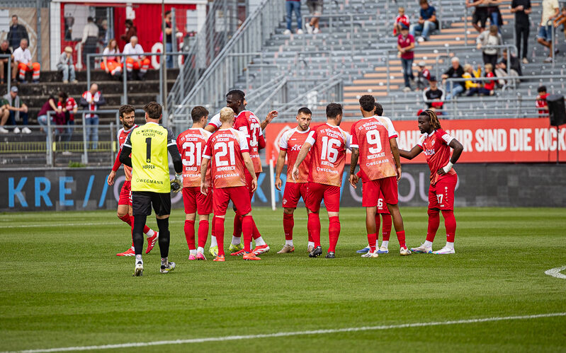 Fußball: Kickers mit Spitzenspiel in Unterhaching Fußball: Kickers mit Spitzenspiel in Unterhaching